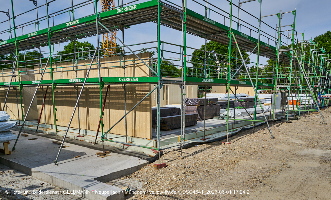 01.06.2023 - Neue Holzwände für das Haus für Kinder in Neuperlach in München
